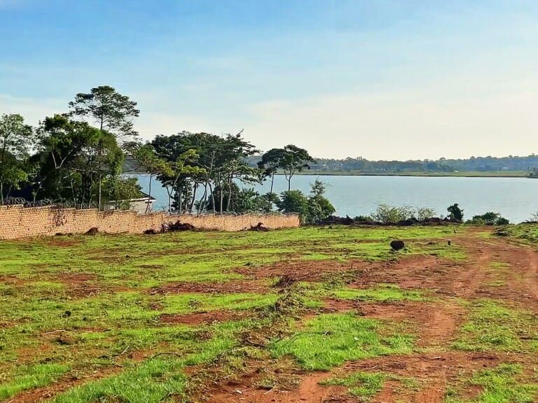 Land for sale in Bugiri, Wakiso: 20 decimal plots with Lake Victoria beyond the boundary